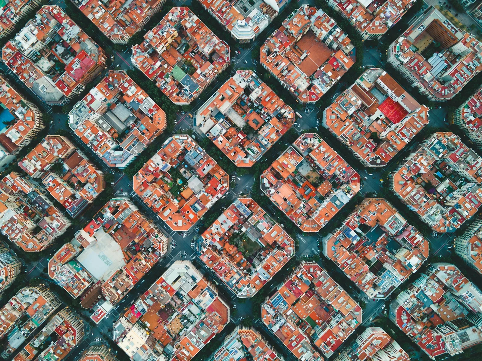 Vista cenital de manzanas, patios y calles de Barcelona.